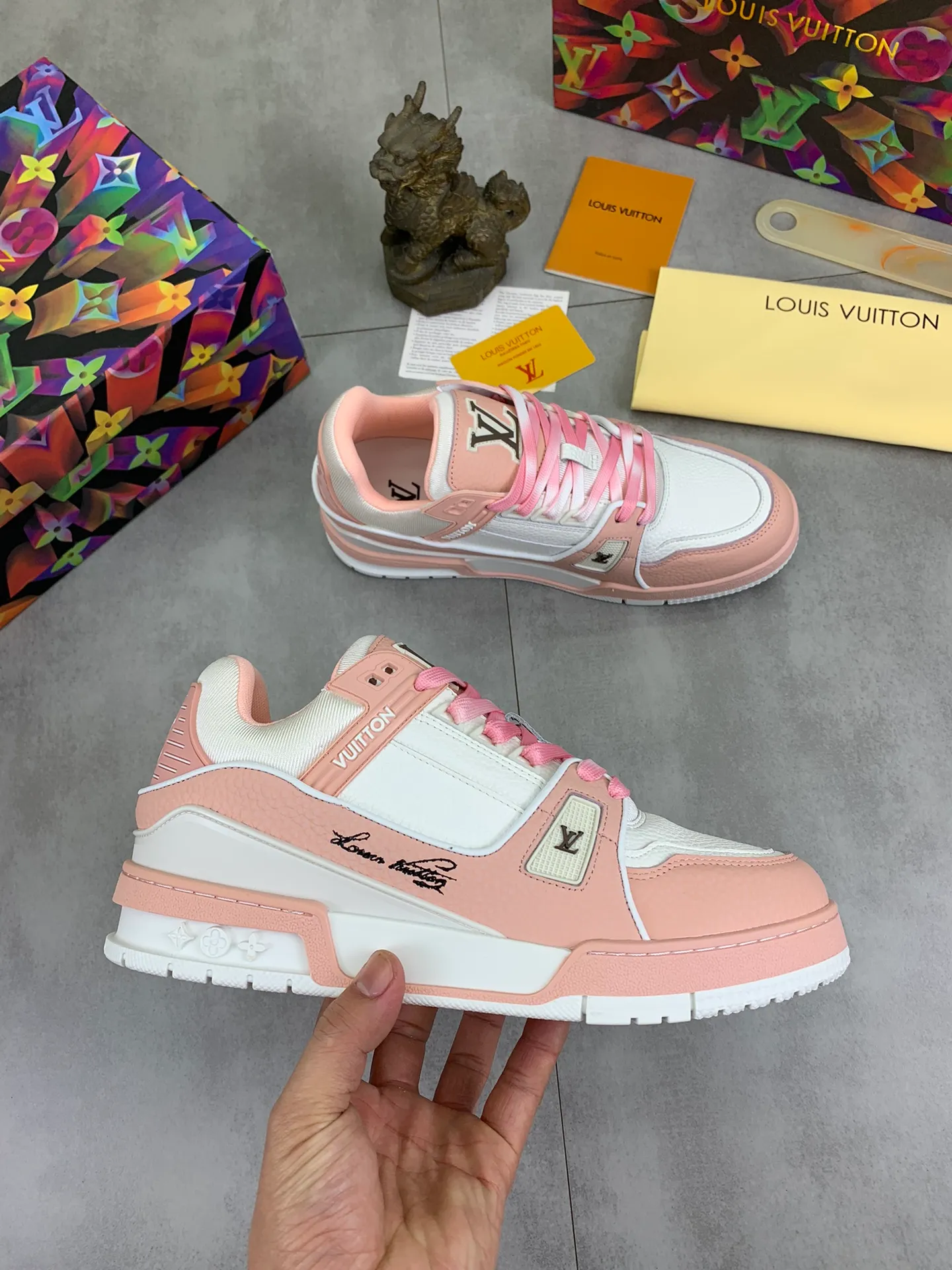 Men's men's shoes 💰P580 New style 💰💎💎Latest color High version 2025Louis*Vuitto* LV Traine Catwalk TRAINER outsole and fabric private model A shoe that definitely costs a lot of money and effort. This series was designed after the arrival of Vifgil. It is favored by many fans every season. Original TPU outsole Original packaging Color: black Available in white (available from stock, super fast shipping) Code number: 35-46